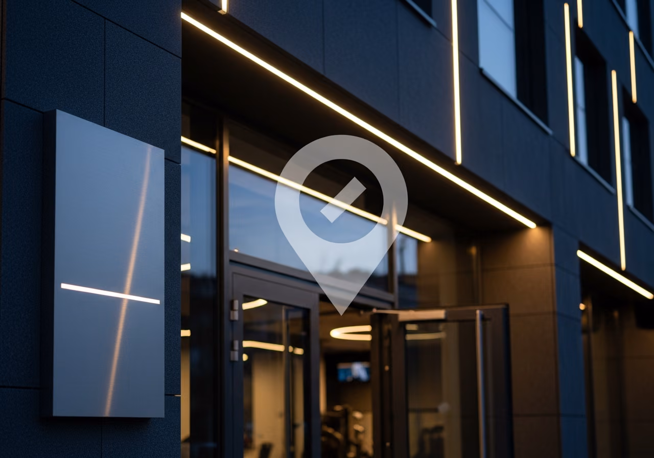 Grafische Kartenmarkierung überlagert den Eingang eines modernen Fitnessstudios mit Schild aus gebürstetem Stahl, sanftes, stimmungsvolles Abendlicht.